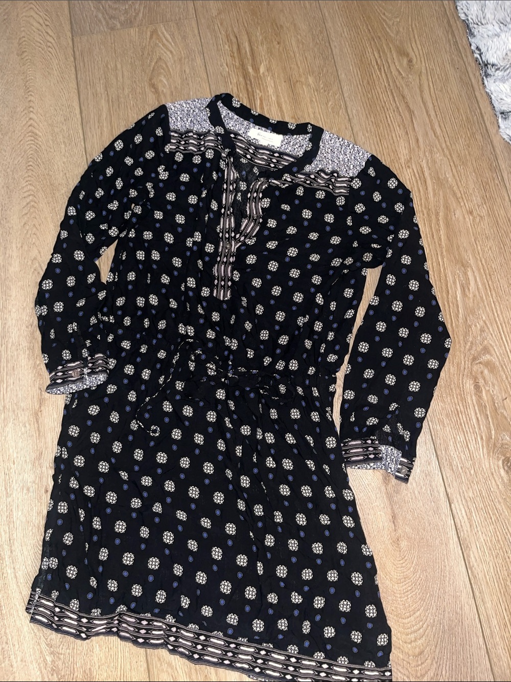 Vince Camuto Black Long-Sleeve Printed Tie-Waist Dress